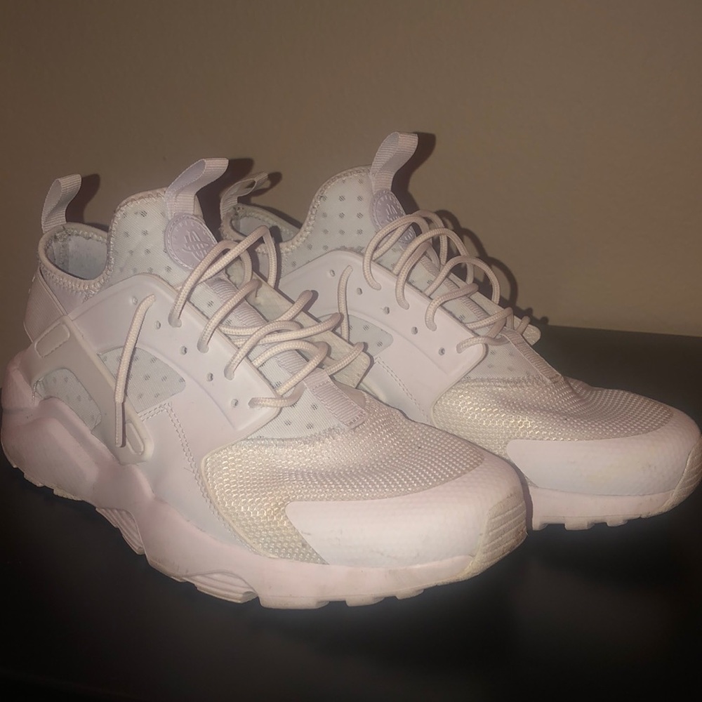 White nike huaraches